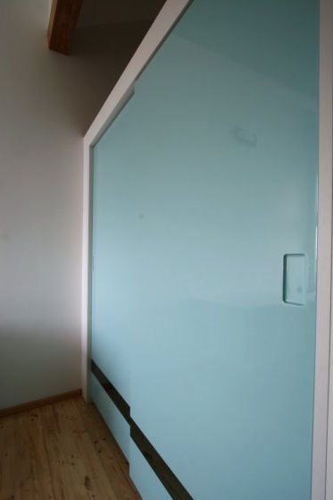 Stumdomos durys iš dažyto MDF be aliuminio profilių